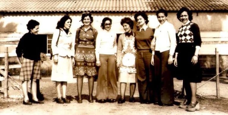 El equipo fundacional de Manos del Uruguay, con tejedoras, en 1968