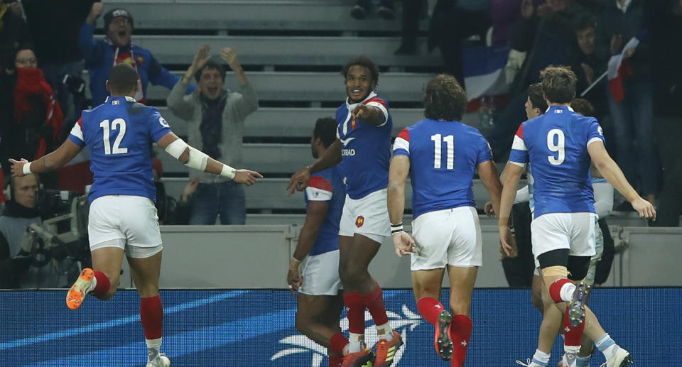 Pendant que ses coéquipiers Gaël Fickou, Benjamin Fall, Yoann Huget et Baptiste Serin se congratulent légitimement, Teddy Thomas (de dos) célèbre son essai avec le public lillois