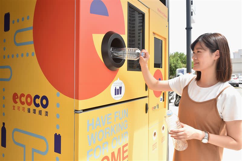 「全家」台南平豐店的智慧回收機，以循環經濟的概念，鼓勵消費者落實減廢減塑。（圖／超商業者提供）