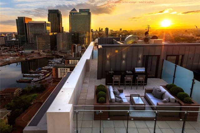 The stunning ourdoor kitchen of the Canary Wharf flat