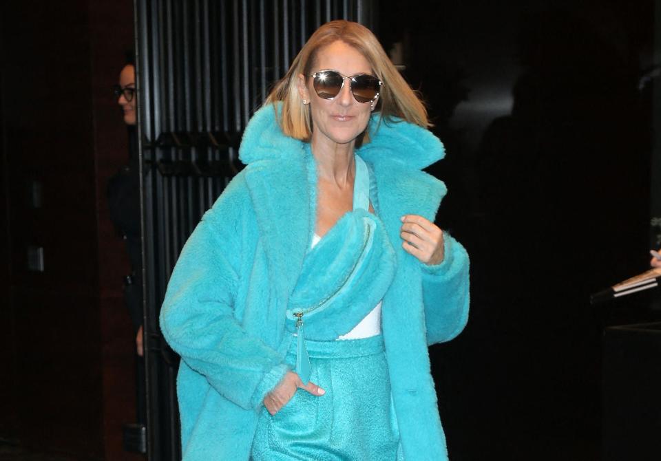 Cette année, Céline Dion a confirmé son entrée dans le monde de la mode. Avec des tenues plus extravagantes les unes que les autres, elle ne passe jamais inaperçue. Férue de mode et proche des grands couturiers, la super star de 51 ans crée le buzz lors de ses apparitions sur les premiers rangs des défilés. Figure de mode, elle tient une place de choix aux côtés des plus grands comme Anna Wintour. Plus qu’une chanteuse, elle est dorénavant une prêtresse de la mode. Entre robes scintillantes, manteaux XXL, ou combinaison bleu électrique, l’interprète de « Pour que tu m’aimes encore » n’a pas cessé de nous en mettre plein la vue 2019. Retour sur ses looks les plus fous qui ont marqués l’année.