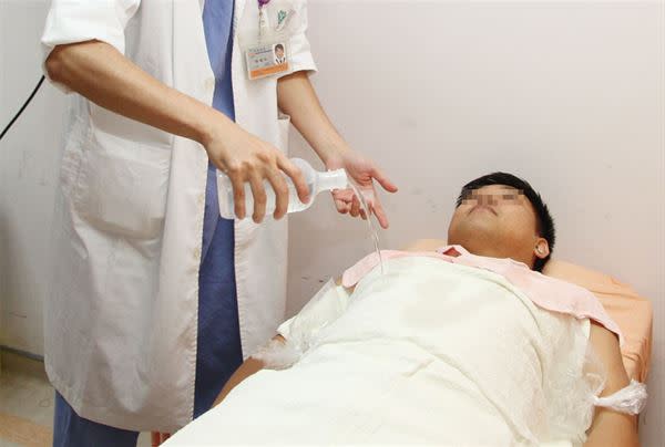 奇美醫學中心急診醫學部使用腋下夾冰塊或覆蓋濕毛巾來幫助熱傷害病人降溫示意圖。（圖片／奇美醫學中心提供）