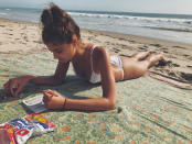 <p>Model Taylor Hill im weißen Bikini. (Bild: Instagram/taylor_hill) </p>