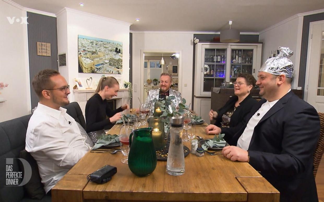 Schon nach dem Aperitif ist die Stimmung ausgelassen, von links: Benny, Laura, Jörg, Petra und Martin.
 (Bild: RTL)