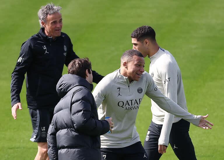 Risas entre Kylian Mbappe, Luis Enrique y Achraf Hakimi, en la previa de un partido especial