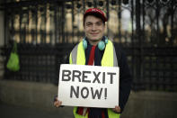 Max, un partidario del Brexit de 21 años de Londres, posa para una fotografía ante el Palacio de Westminster, en Londres, el 14 de febrero de 2019. Max cree que salir de la UE lo más rápido posible sería la mejor forma de avanzar. El colorido debate rebasó los muros de la Cámara de los Comunes, hasta los terrenos aledaños al parlamento, que son, tradicionalmente, un escaparate de ideas, protestas y mítines. (AP Foto/Matt Dunham)