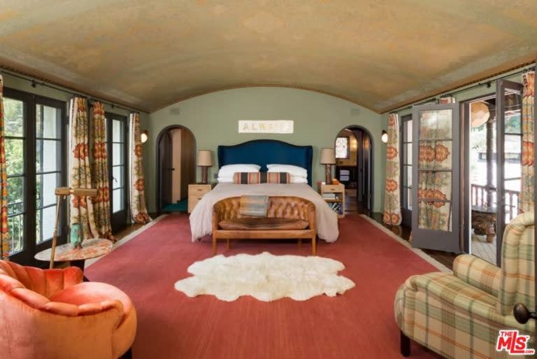 This bedroom has a real California vibe. (Photo: The MLS via Trulia)