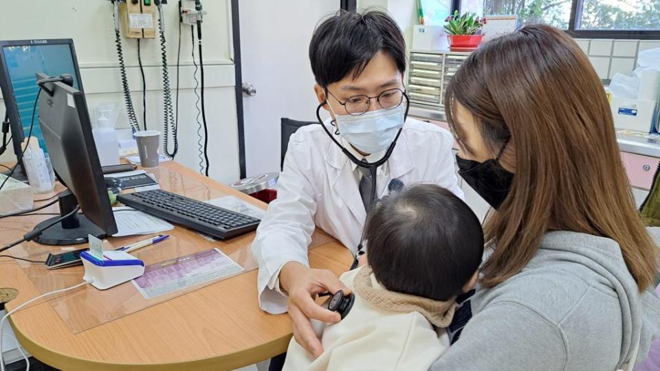 孩童反覆感冒，台北醫院兒科醫師楊子毅表示，有可能是不同病毒輪番感染所致，一定要盡快就醫檢查。（記者吳瀛洲攝）