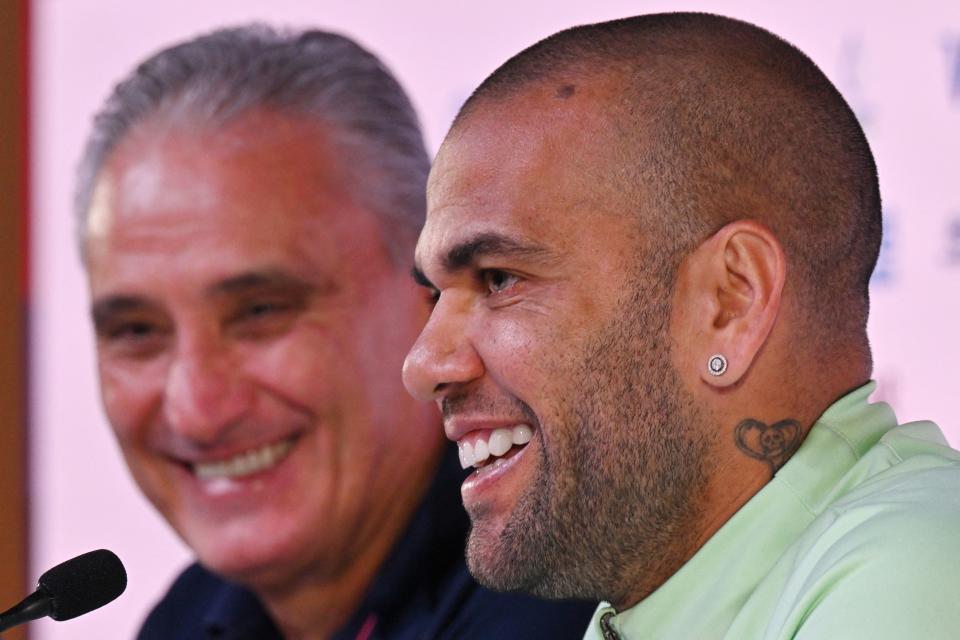 Tite ratificó a Alves como su capitán para el último encuentro de la fase de grupos (Foto de: NELSON ALMEIDA / AFP) (Foto de: NELSON ALMEIDA/AFP via Getty Images)