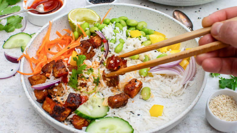 close up sriracha tofu coconut rice bowl