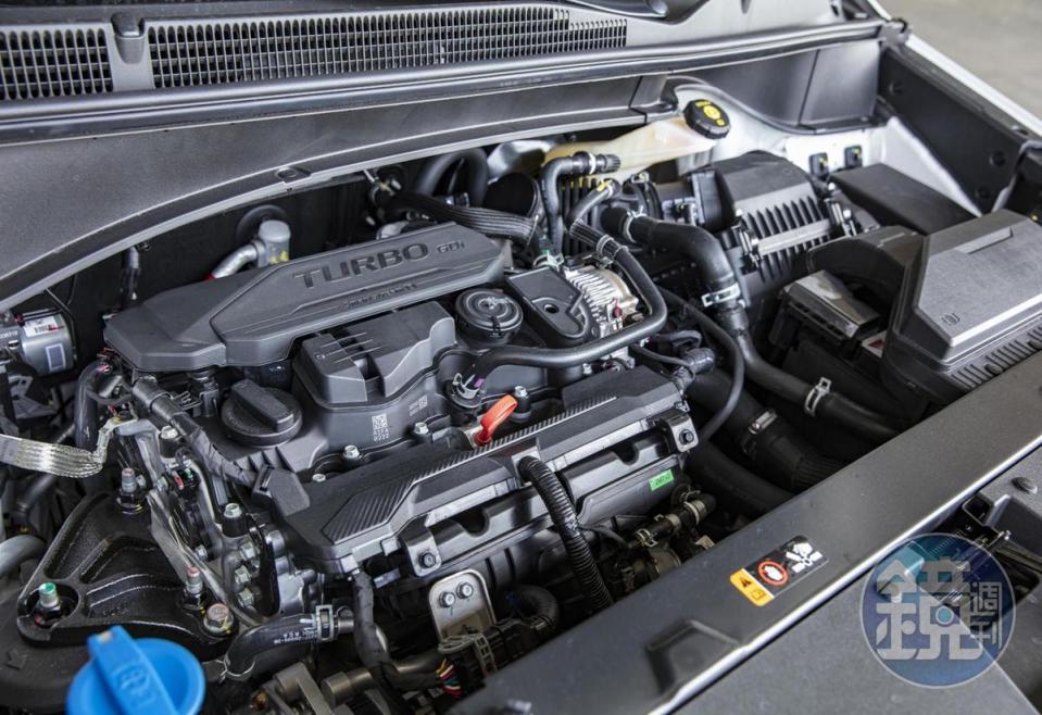 Custin所搭載原廠代號G4FS的新世代1.5升橫列四缸渦輪增壓汽油引擎，擁有170ps/5,500rpm的最大馬力和25.8kgm/1,500-4,000rpm的峰值扭力。