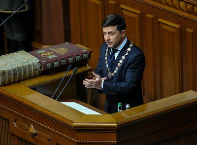 El presidente de Ucrania, Volodímir Zelenski, en el Parlamento ucraniano durante su discurso de toma de posesión el de 20 de mayo de 2019. <a href="https://www.shutterstock.com/es/image-photo/kyiv-ukraine-may-20-2019-new-1403926304" rel="nofollow noopener" target="_blank" data-ylk="slk:Shutterstock / Sergei Chuzavkov;elm:context_link;itc:0;sec:content-canvas" class="link ">Shutterstock / Sergei Chuzavkov</a>