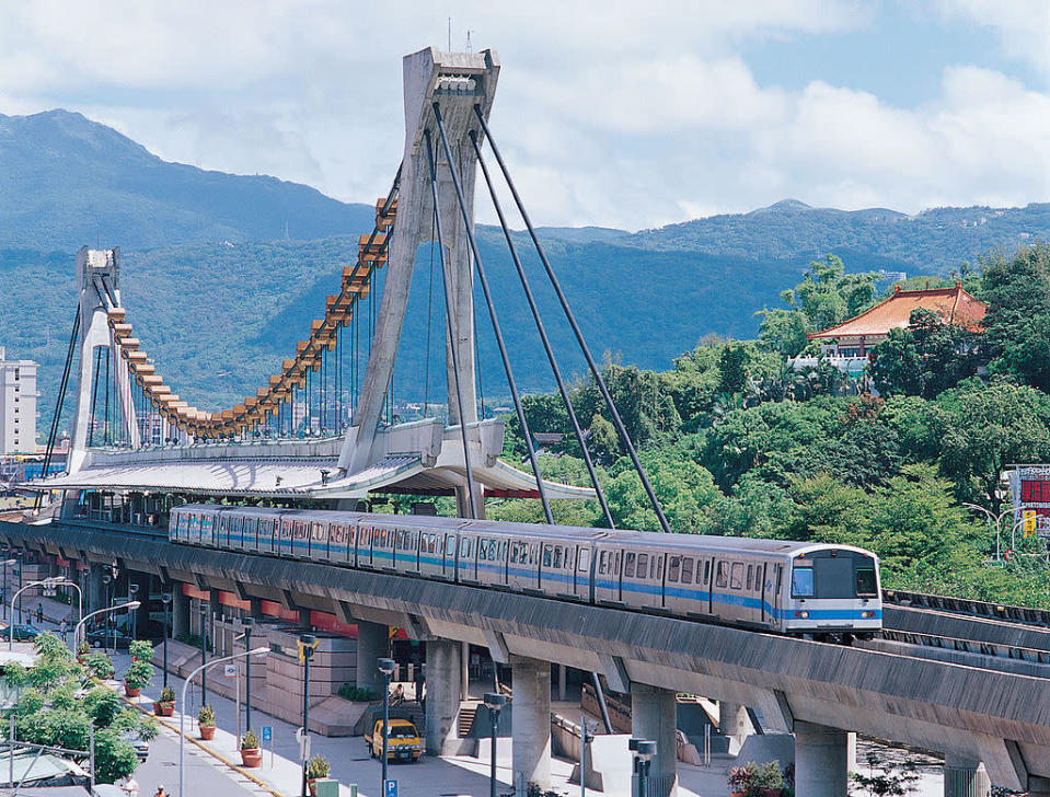 <p><b>Taipei</b></p> <p>The Taipei Metro, more commonly known as the MRT (Mass Rapid Transit or Metro Rail Transit) or formally as the Taipei Rapid Transit System, is a rapid transit system serving metropolitan Taipei in Taiwan. The system is built and operated by the Taipei Rapid Transit Corporation (TRTC) and consists of 96 stations and 110.1 km (68.4 mi) of revenue track. The system carried an average of over 1.66 million passengers per day in December 2011.</p> <br><p> Photo by Yulu at en.wikipedia [Public domain], from Wikimedia Commons</p>