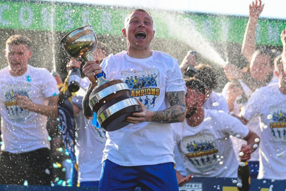 Nicky Adams with the Northern Premier League trophy <i>(Image: Barkley Costello)</i>