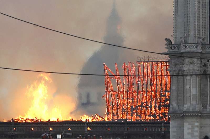 2019年4月15日，法國「巴黎聖母院」大教堂發生嚴重火災（AP）