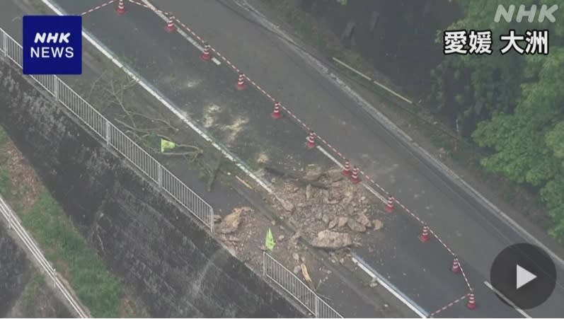 日本NHK以直升機空拍災區愛媛縣狀況，發現當地大洲市受到地震破壞，出現山崩、水管爆裂、土石流、電線桿倒塌等災情。   圖：翻攝自NHK官網