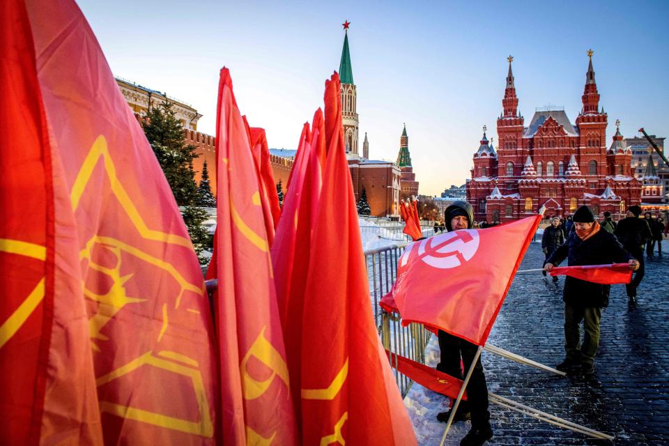 <p>Unterstützer der kommunistischen Parteien schwenken Fahnen zu Ehren von Josef Stalin – der ehemalige sowjetische Diktator starb vor 65 Jahren. Trotz seiner Terrorherrschaft wird er bis heute von einigen Gruppierungen in Russland verehrt. (Bild: MLADEN ANTONOV/AFP/Getty Images) </p>