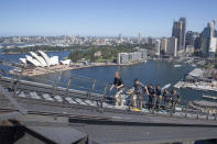 El príncipe Enrique de Inglaterra, a la izquierda, el primer ministro de Australia Scott Morrison, segundo de la izquierda, y representantes de los Juegos Invictus escalan el Puente de la Babía de Sydney el viernes 19 de octubre del 2018. Enrique y su esposa Meghan realizan una visita de 16 días a Australia y el Pacífico Sur. (AP Foto/Steve Christo, Pool)