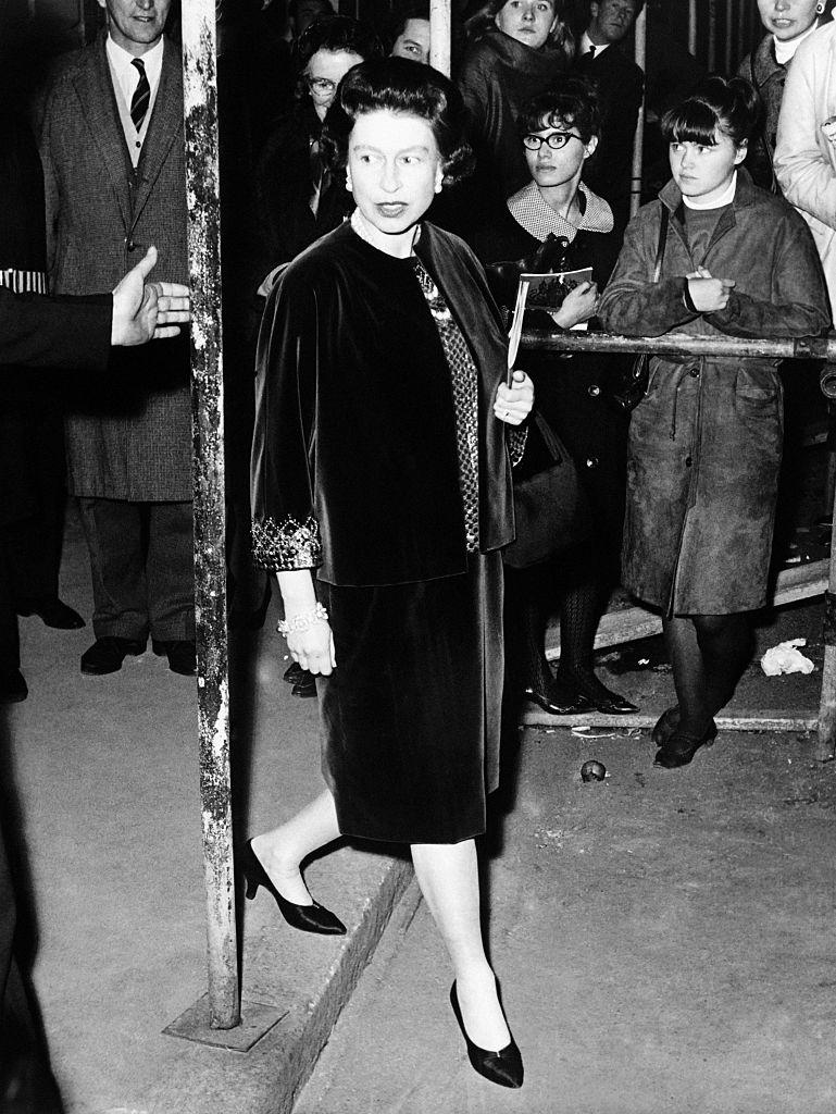 <p>Königin Elisabeth II. war eine der ersten aus der königlichen Familie, die die Kunst der königlichen Umstandsmode vorführte. Hier trifft Ihre Majestät im November 1963 zu einer Ballettaufführung im Covent Garden Royal Opera House ein. Damals erwartete sie Prinz Edward. [Foto: Getty] </p>