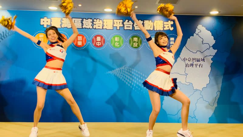 ▲職棒啦啦隊女孩為「中台灣區域治理平台」啟動儀式開場表演。（圖／記者顏幸如攝，2023.02.16）