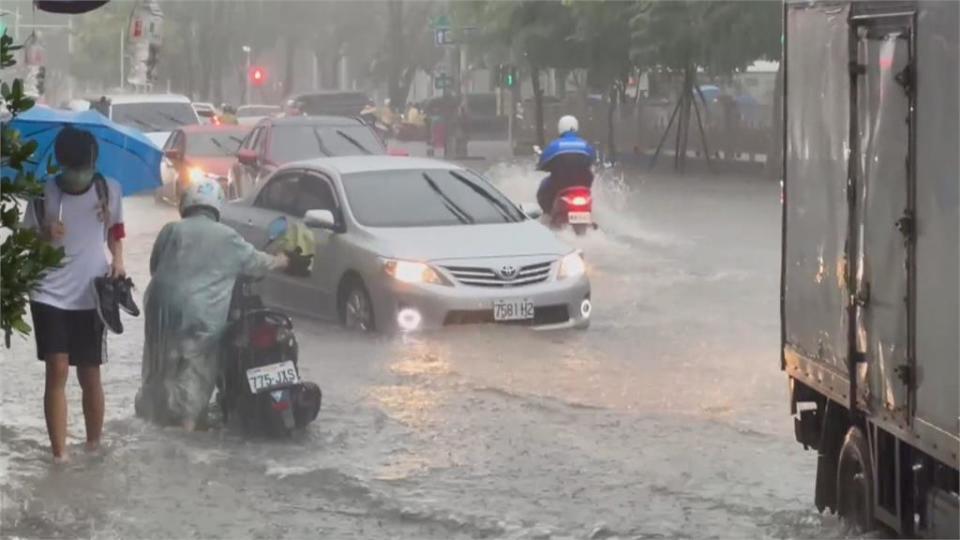 雷雨炸高雄！九如路變河道　鳥松「本館路」變「本館河」