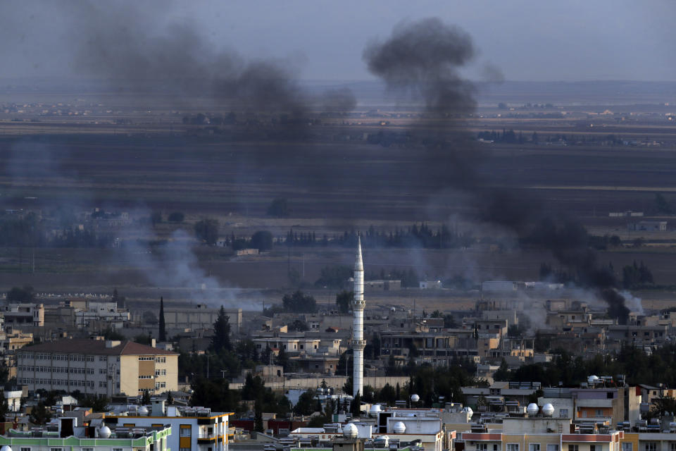 En esta fotografía tomada desde el lado turco de la frontera con Siria, se muestran columnas de humo de ataques perpretados en Ras al-Ayn, Siria, por las fuerzas militares turcas, el martes 15 de octubre de 2019. (AP Foto/Lefteris Pitarakis)