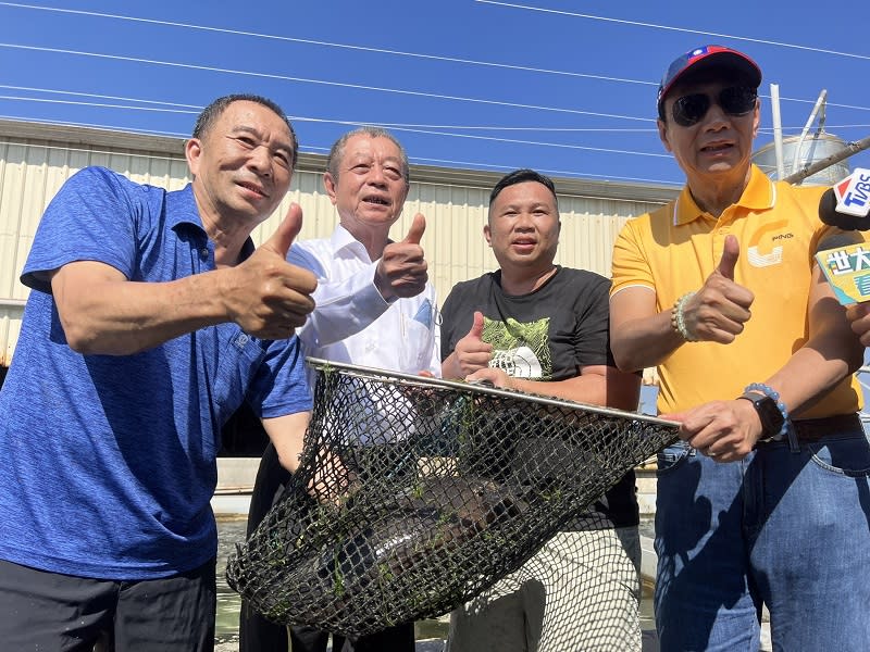 鴻海集團創辦人郭台銘（右）4日到屏東養殖戶參訪，並表示要協助漁民建立兩岸經貿對話。（中央社）