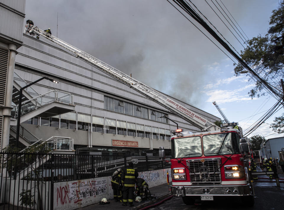 Bomberos trabajando para extinguir un incendio en el hospital San Borja en Santiago de Chile, el sábado 30 de enero de 2021. (AP Foto/Esteban Félix)