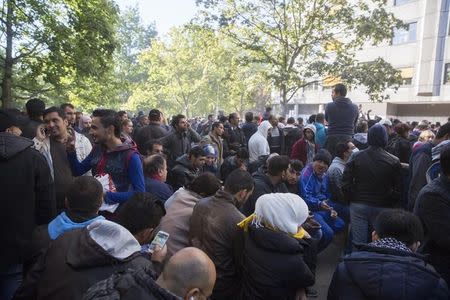 Hundreds of migrants wait for to register at Berlin's central registration center for refugees and asylum seekers LaGeSo (Landesamt fuer Gesundheit und Soziales) State Office for Health and Social Affairs in Berlin, Germany October 1, 2015. REUTERS/Axel Schmidt