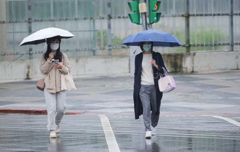 ▲清明連假結束，不僅開工日讓人憂鬱，鋒面接近導致降雨更讓人感到煩躁。（圖／記者葉政勳攝）