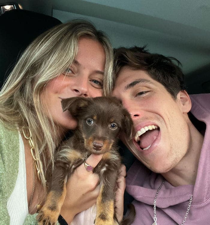 Nacho Aragón y Bea Gimeno con su perrito 