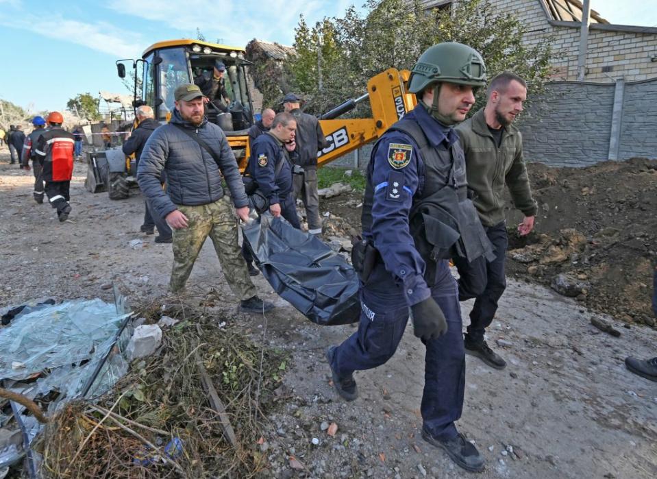 烏克蘭南部城市札波羅熱連夜遭到俄羅斯飛彈攻擊，至少十二人喪生，四十九人受傷。（路透）