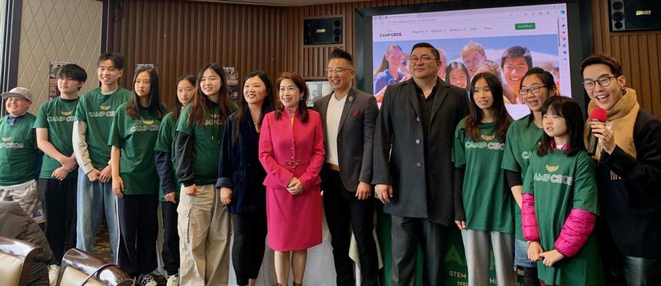 杜瓦迪市華人市議員康佳琛（右六）30日舉行記者會，推廣城市的Camp CEOS STEM夏令營項目。（記者張宏／攝影）