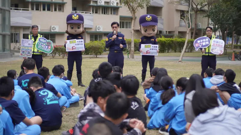 ▲交通大隊長黃元民也特別叮嚀騎自行車及微型電動二輪車應避免行駛於大型車的視野盲區，也不要與大型車併行，要確實與大型車保持安全距離，才能確保行車安全。（圖／高市交通大隊提供）