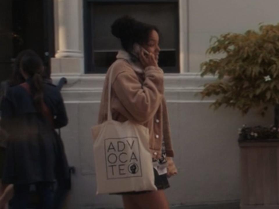 A girl carrying a tote bag and holding a cell phone on season one of "Gossip Girl" on HBO Max.