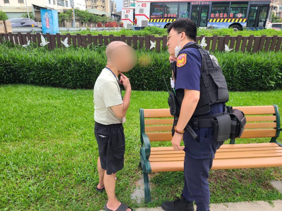 員警在桃園區國強一街與益壽八街一處公園內找到阿保。圖：讀者提供