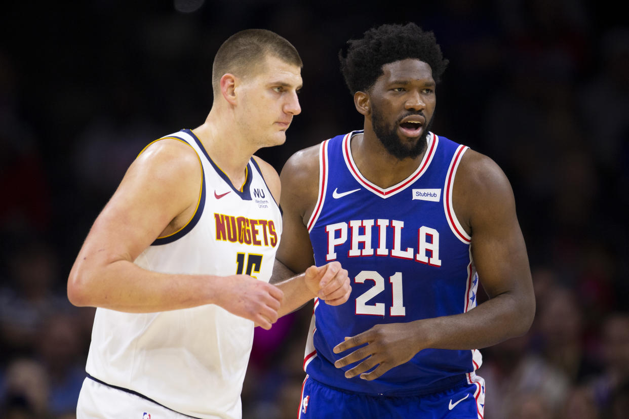 PHILADELPHIA - Joel Embiid #21 de los Philadelphia 76ers marca a Nikola Jokic #15 de los Denver Nuggets en un partido en el Wells Fargo Center el 10 de diciembre de 2019 en Philadelphia, Pensilvania. (Foto por Mitchell Leff/Getty Images)