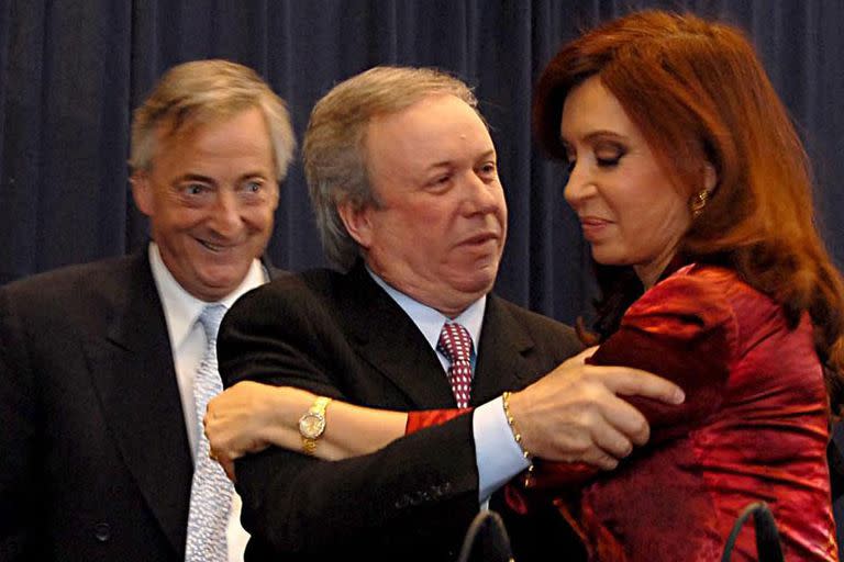 El gobernador de Santa Cruz, Daniel Peralta, junto con Néstor Kirchner y Cristina Fernández