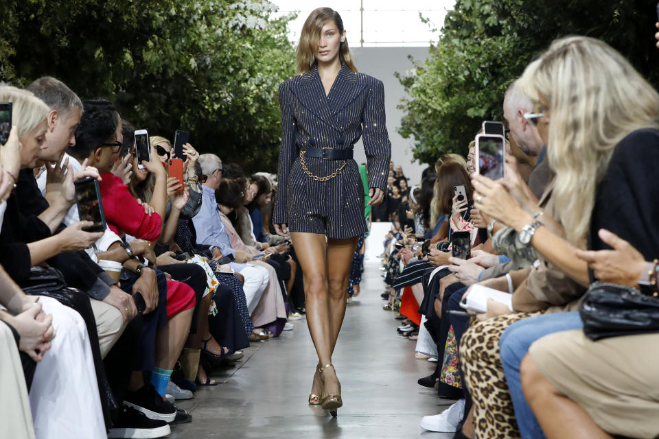 Bella Hadid modela en el desfile de Michael Kors en la Semana de la Moda de Nueva York el miércoles 11 de septiembre del 2019. (AP Foto/Richard Drew)