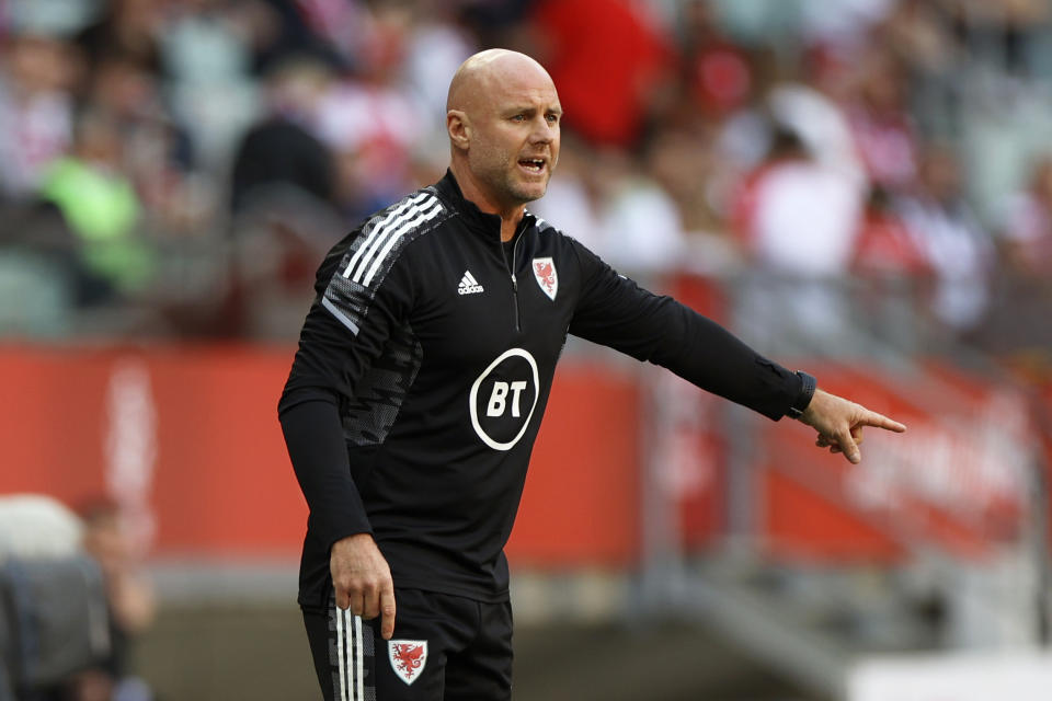 ARCHIVO - El técnico de Galles Rob Page durante el partido contra Polonia por la Liga de las Naciones en Wroclaw, Polonia, el 1 de junio de 2022. (AP Foto/Michal Dyjuk)