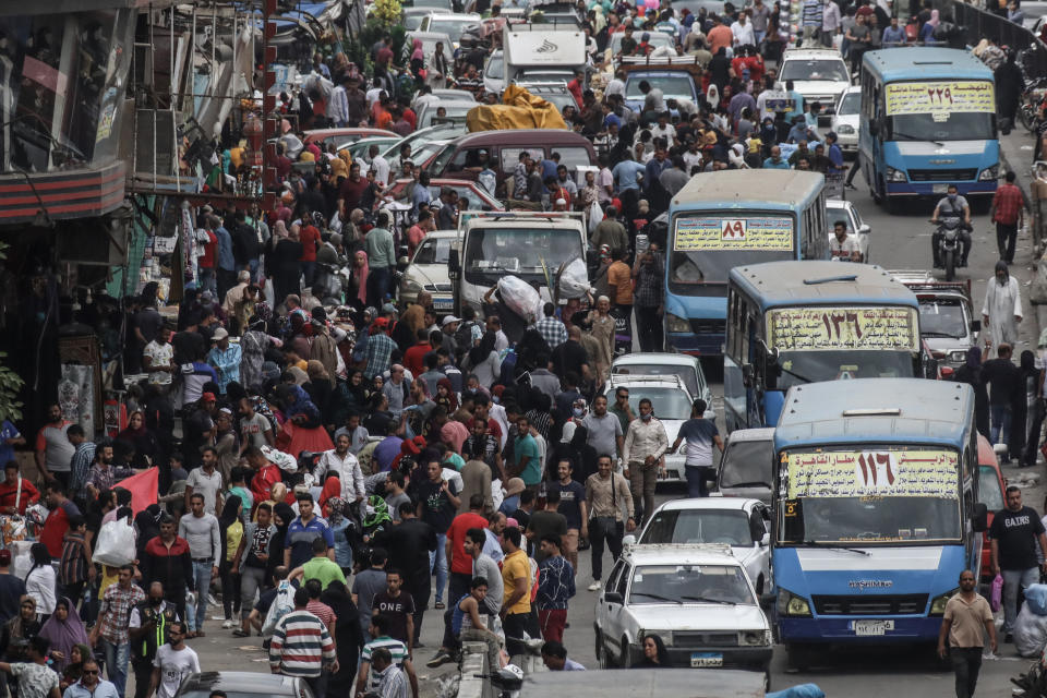 Menschen und Fahrzeuge Blick auf dem beliebten Straßenmarkt von Al Ataba. Da es unmöglich ist, den Überblick über Hunderttausende Geburten und Todesfälle pro Tag zu behalten, haben die Vereinten Nationen den 15. November für den großen Menschheits-Meilenstein ausgewählt. (Bild: dpa)sich auf dem beliebten Straßenmarkt von Al Ataba zur Vorbereitung auf den bevorstehenden muslimischen Feiertag Eid al-Fitr. Da es unmöglich ist, den Überblick über Hunderttausende Geburten und Todesfälle pro Tag zu behalten, haben die Vereinten Nationen den 15. November für den großen Menschheits-Meilenstein ausgewählt. (Bild: dpa)