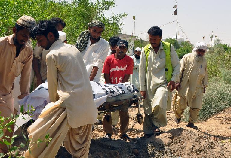 Pakistan volunteers carry the body of convicted hijacker Sabir Baluch through a graveyard ahead of his funeral in Hyderabad, Sindh province, on May 28, 2015