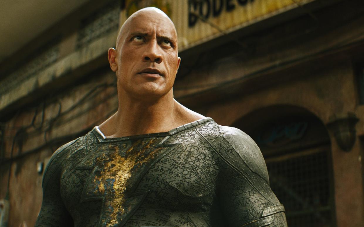 Ohne sein strahlendes Lächeln ganz schön ungemütlich: Dwayne "The Rock" Johnson ist "Black Adam". (Bild: 2022 Warner Bros. Entertainment)