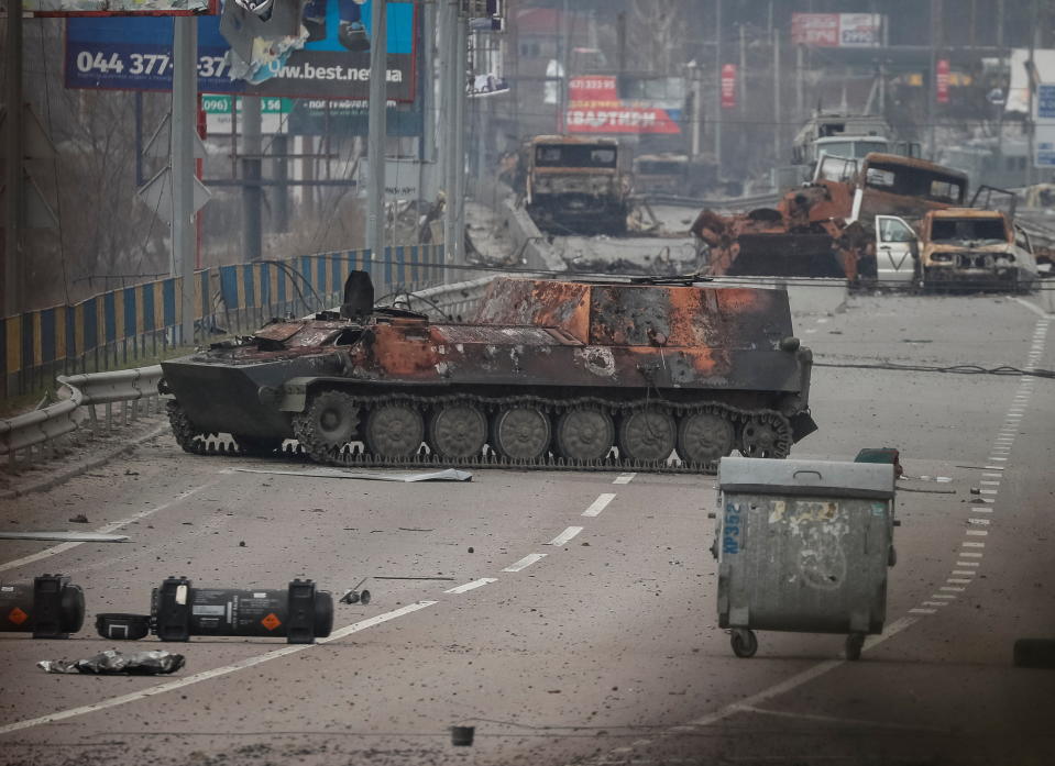 Des épaves de véhicules blindés de transport de troupes (APC) et de véhicules militaires russes sont vues sur la ligne de front près de Kiev alors que l'invasion de l'Ukraine par la Russie se poursuit, Ukraine le 29 mars 2022. REUTERS/Gleb Garanich