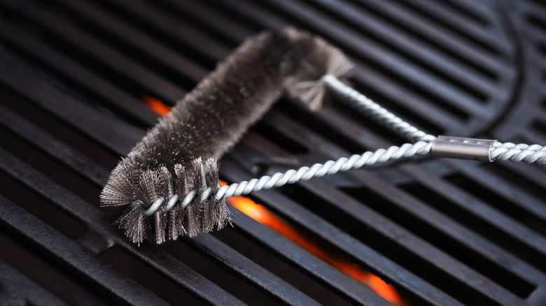 Scrubbing grill with grill brush