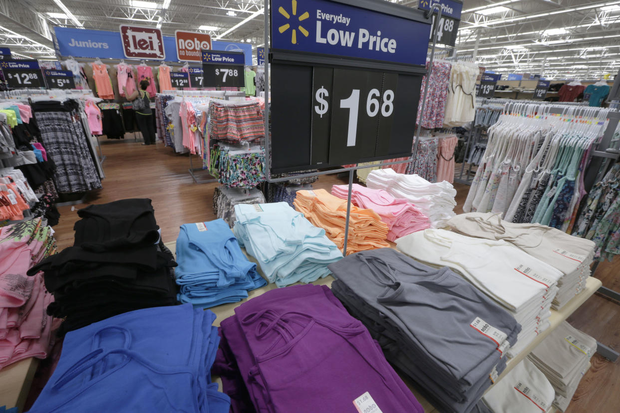 Por primera vez en sus 60 años de vida, Walmart venderá ropa usada. (AP Photo/Danny Johnston)