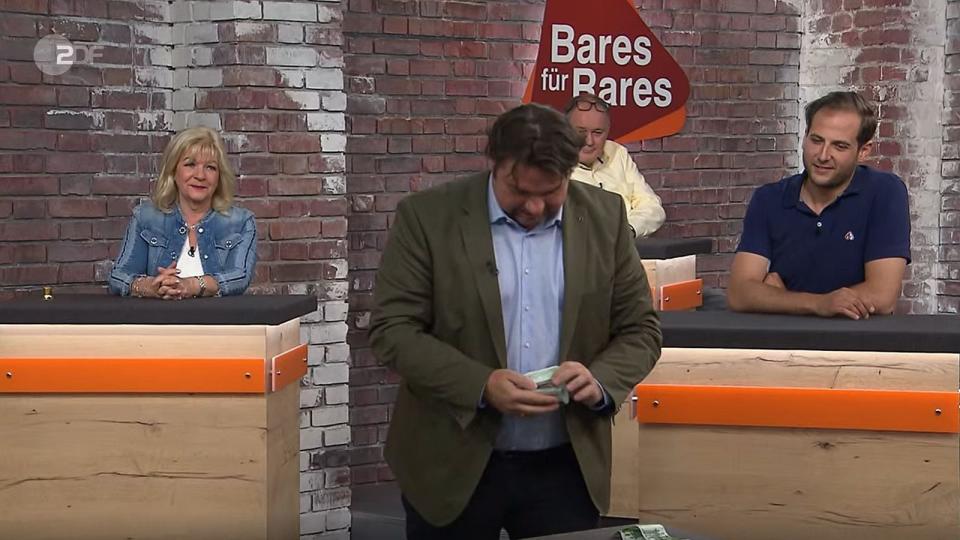 Daniel Meyer gefiel das Poster ganz hervorragend. Er machte dafür 220 Euro locker. (Bild: ZDF)