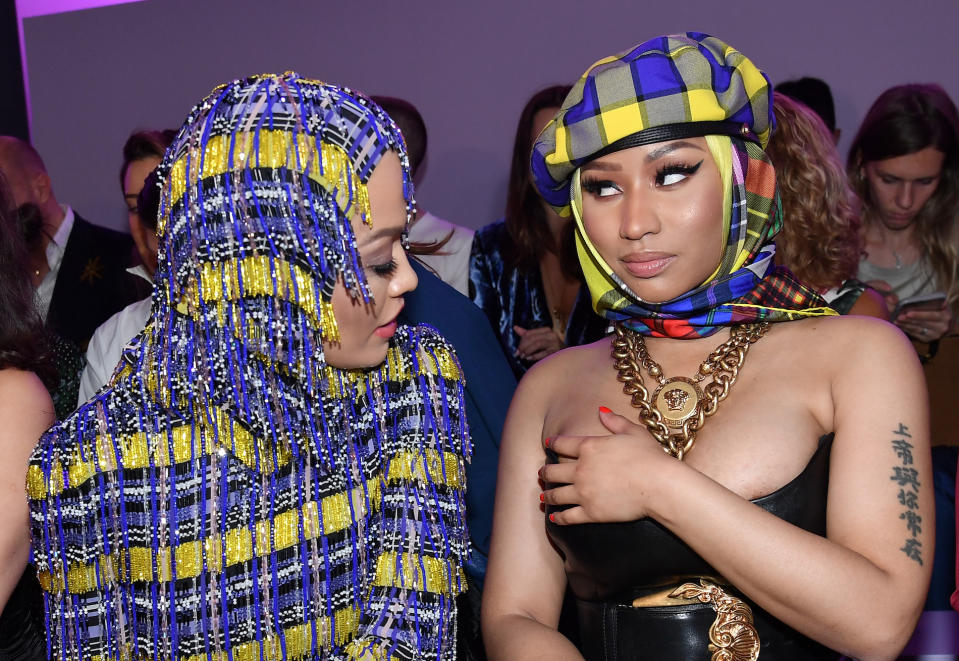 Solidarität unter Frauen: Rita Ora nimmt Anteil an Nicki Minajs Outfit-Problemen. (Bild: Getty Images)