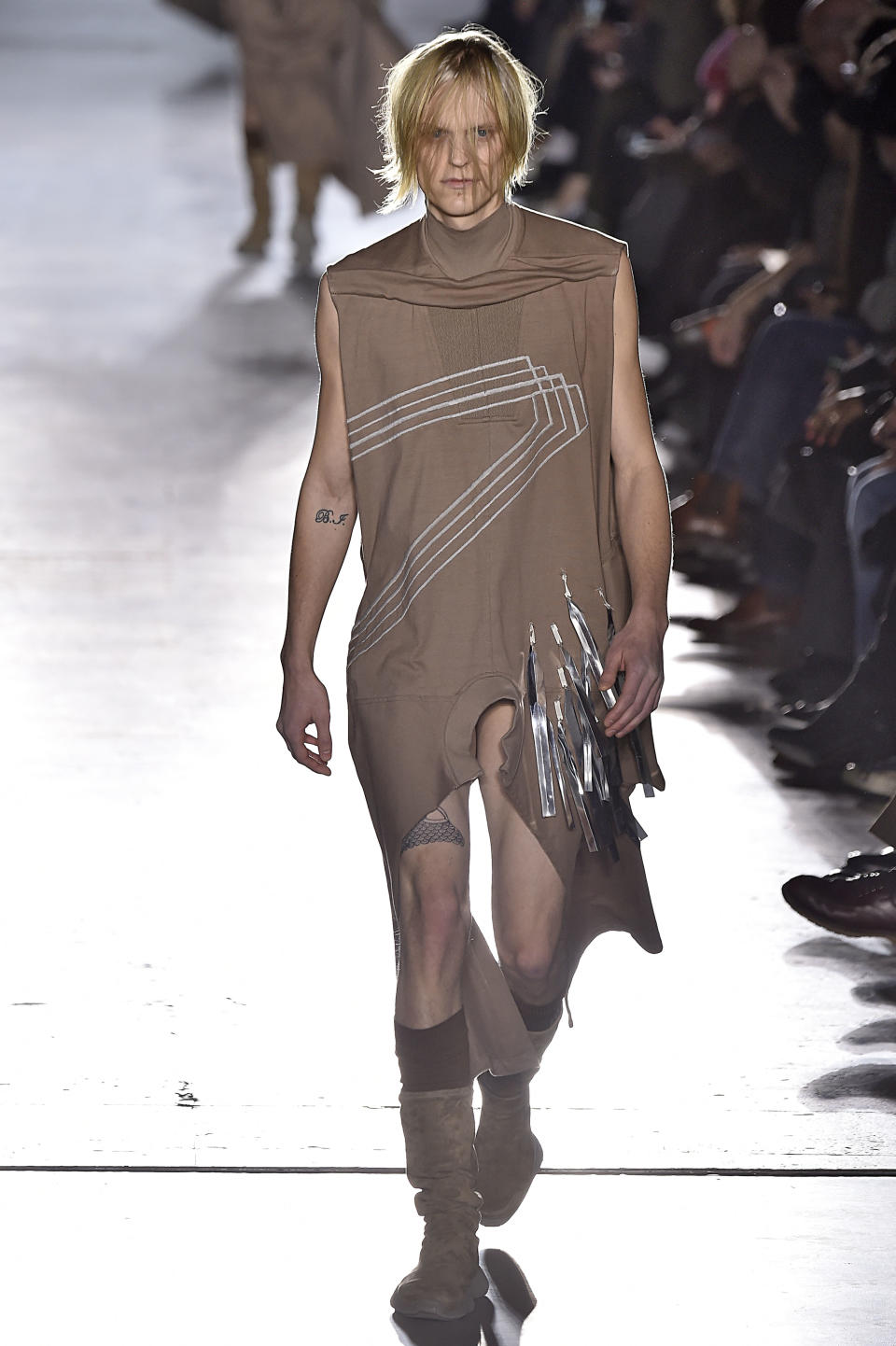 La polémica propuesta de Rick Owens para Fall/Winter 2015-2016 (Photo by Victor VIRGILE/Gamma-Rapho via Getty Images)