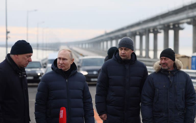 El presidente ruso Vladimir Putin visita el puente del estrecho de Kerch, también conocido como puente de Crimea, el 5 de diciembre de 2022.